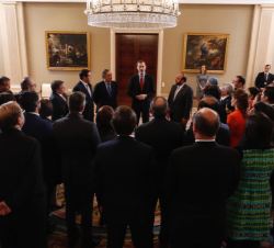 Su Majestad el Rey conversa con los asistentes a la audiencia