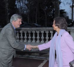 Su Majestad la Reina Doña Sofía, a su llegada a la Casa de Vacas del Parque del Retiro, recibe el saludo del ministro de Educación, Cultura y Deporte,