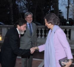Doña Sofía recibe el saludo del presidente de la Asociación Española de Pintores y Escultores, José Gabriel Astudillo