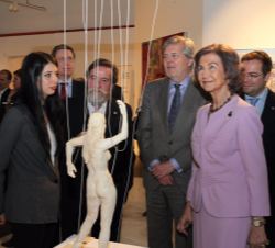 Doña Sofía durante el recorrido de la exposición