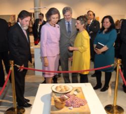 Doña Sofía durante el recorrido de la exposición