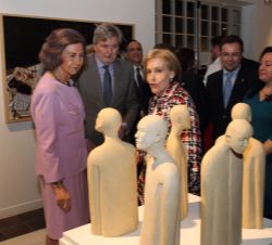 Su Majestad la Reina Doña Sofía durante el recorrido de la exposición