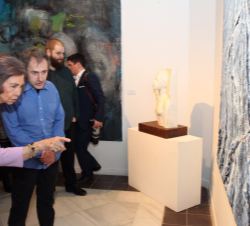 Doña Sofía conversa con el autor sobre su obra