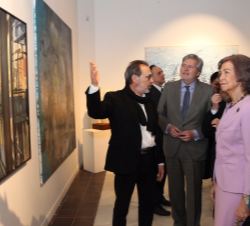 Doña Sofía durante el recorrido de la exposición