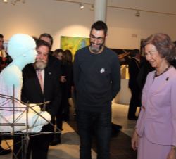 Su Majestad la Reina Doña Sofía durante el recorrido de la exposición