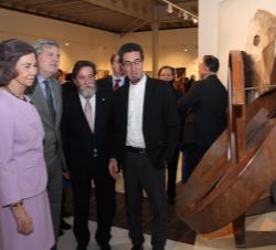 Doña Sofía durante el recorrido de la exposición