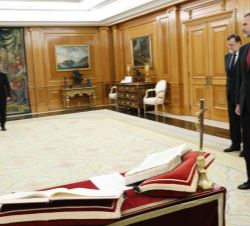 Su Majestad el Rey antes del juramento de su cargo del ministro de Economía, Industria y Competitividad, Román Escolano Olivares