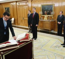 Su Majestad el Rey durante en el acto de juramento de su cargo del ministro de Economía, Industria y Competitividad, Román Escolano Olivares