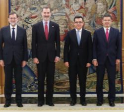 Su Majestad el Rey acompañado por el presidente del Gobierno, el ministro de Justicia y el ministro de Economía, Industria y Competitividad.