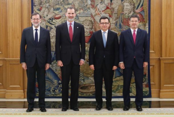 Su Majestad el Rey acompañado por el presidente del Gobierno, el ministro de Justicia y el ministro de Economía, Industria y Competitividad.