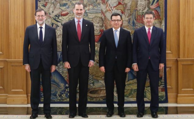 Su Majestad el Rey acompañado por el presidente del Gobierno, el ministro de Justicia y el ministro de Economía, Industria y Competitividad.