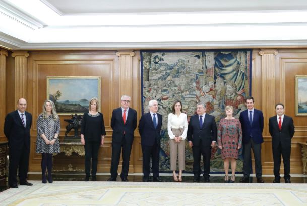 Su Majestad la Reina junto a la Comisión Permanente de UNICEF Comité Español