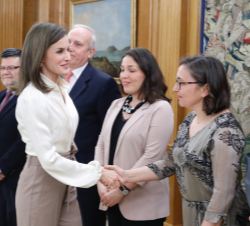 Su Majestad la Reina recibe el saludo de los representantes del Grupo Español de Tumores Huérfanos e Infrecuentes - GETHI, asistentes a la audiencia