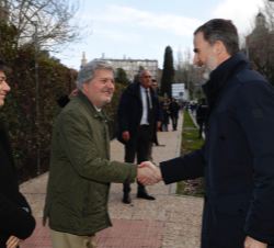 Su Majestad el Rey recibe el saludo del ministro de Educación, Cultura y Deporte, Íñigo Méndez de Vigo