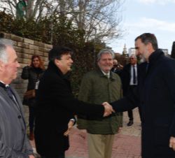 Su Majestad el Rey recibe el saludo del rector magnífico de la Universidad Complutense de Madrid, Carlos Andradas