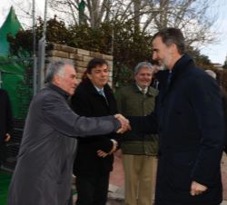 Su Majestad el Rey recibe el saludo del presidente de la Federación Española de Rugby, Alfonso Feijoo