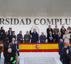 Don Felipe saluda al público asistente al partido de rugby, desde el palco de la Central de la Universidad Complutense