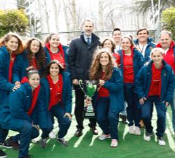 Don Felipe junto a una representación de la selección femenina de rugby XV y de jugadores internacionales veteranos