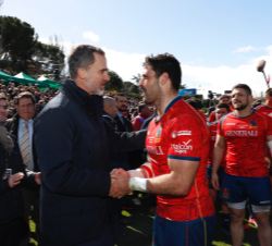 Su Majestad el Rey saluda al capitán del equipo español al término del encuentro