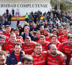 Don Felipe junto a los integrantes del equipo de rugby XV de España, una vez finalizado el partido