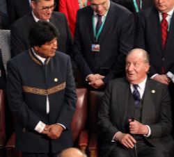 Su Majestad el Rey Don Juan Carlos conversa con el Presidente de Bolivia, Evo Morales Ayma