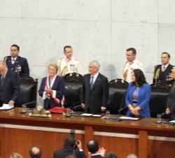 Los Presidentes, saliente y entrante, en la tribuna presidencial
