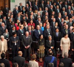 Su Majestad el Rey Don Juan Carlos y los Jefes de Estado y de Gobiernos presentes en la sede del Congreso Nacional durante la interpretación del Himno