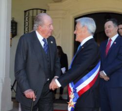 Su Majestad el Rey Don Juan Carlos conversa con el Presidente de la República de Chile, Sebastián Piñera, una vez finalizada la Ceremonia de transmisi