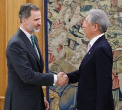 Su Majestad el Rey recibe el saludo del viceprimer ministro de Singapur y ministro coordinador para la Seguridad Naciona, Teo Chee Hean.