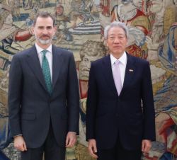 Don Felipe con el viceprimer ministro de Singapur, Teo Chee Hean.