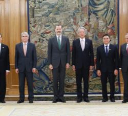 Don Felipe, el viceprimer ministro Teo, los embajadores Navarro y Desker y el parlamentario Supaat.