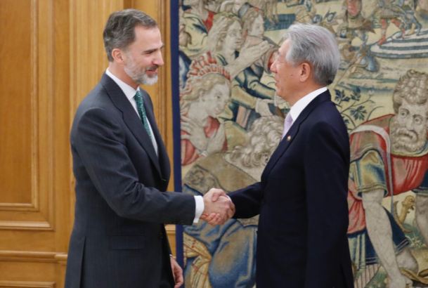 Su Majestad el Rey recibe el saludo del viceprimer ministro de Singapur y ministro coordinador para la Seguridad Naciona, Teo Chee Hean.
