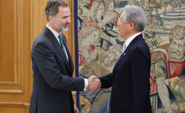 Su Majestad el Rey recibe el saludo del viceprimer ministro de Singapur y ministro coordinador para la Seguridad Naciona, Teo Chee Hean.
