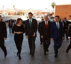 Don Felipe, acompañado por las autoridades asistentes al evento, se dirige al interior del auditorio