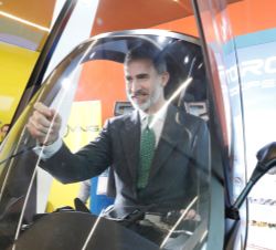 Don Felipe en el interior de uno de los vehículos expuestos