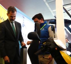 Su Majestad el Rey durante la visita a la exposición