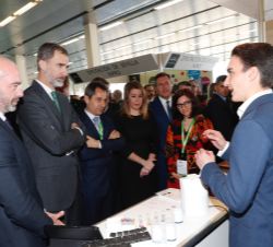Don Felipe conversa con expositores