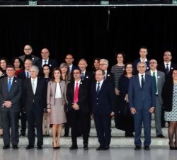 Su Majestad la Reina junto a las autoridades y asistentes al acto