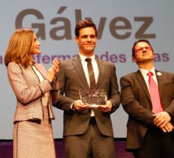 Doña Letizia entrego el Premio al Embajador de las Enfermedades Raras a Christian Gálvez, escritor y presentador de televisión