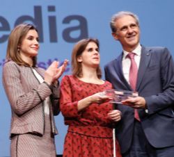 Doña Letizia entregó el Premio a la labor periodística en Enfermedades Raras: SERVIMEDIA, recoge el premio: José Manuel González, director de Servimed