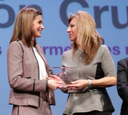 Doña Letizia entregó el Premio a Toda una Vida por las Enfermedades Raras: Encarnación Cruz (a título póstumo), recoge el premio: María del Carmen Per
