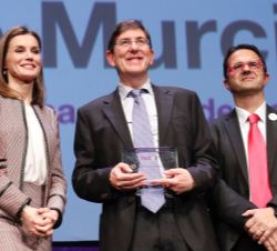 Doña Letizia entregó el Premio a la Defensa de los derechos de las personas con Enfermedades Raras: CONSEJERÍA DE SALUD DE LA REGIÓN DE MURCIA, recoge