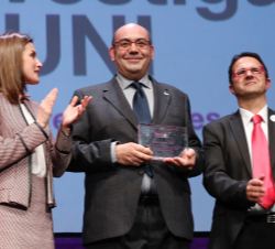 Doña Letizia entregó el Premio a la inclusión por las Enfermedades Raras: EQUIPO DE INVESTIGACIÓN INKLUNI, recoge el premio: Javier Monzón, miembro de
