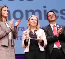 Doña Letizia entregó el Premio al mejor proyecto para favorecer la investigación a través del trabajo en RED: PROYECTO RAREGenomics, recoge el premio: