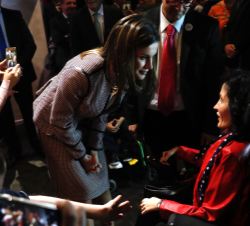 Doña Letizia conversa con una de las personas asistente al evento