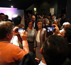 Doña Letizia con los asistentes al término del acto