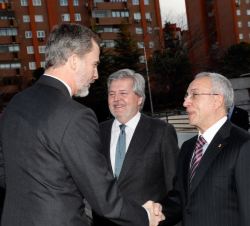 A su llegada, Su Majestad el Rey recibe el saludo del ministro de Educación, Cultura y Deporte, Íñigo Méndez De Vigo y del presidente del Comité Olímp