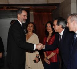 Don Felipe recibe el saludo del resto de autoridades asistentes