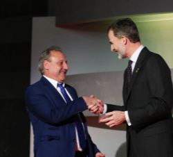 Su Majestad el Rey entrega el galardón a Ferrmín Cacho, Medalla de Oro Olímpica en Atletismo (1.500 m)