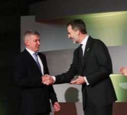 Don Felipe entrega el premio a Daniel Plaza, Medalla de Oro Olímpica en Atletismo (20 Km. Marcha)